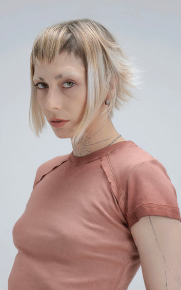 REMERA BABY TEE FUTURO [ BEIGE P. CHOCOLATE ]