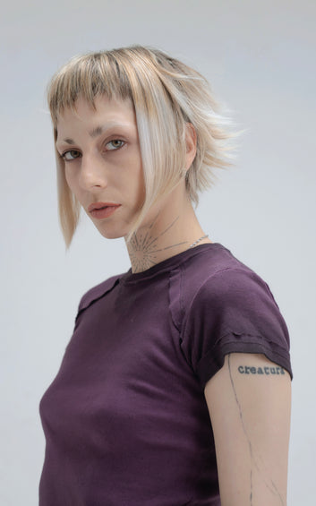 REMERA BABY TEE FUTURO [ LILA P. NEGRO ]