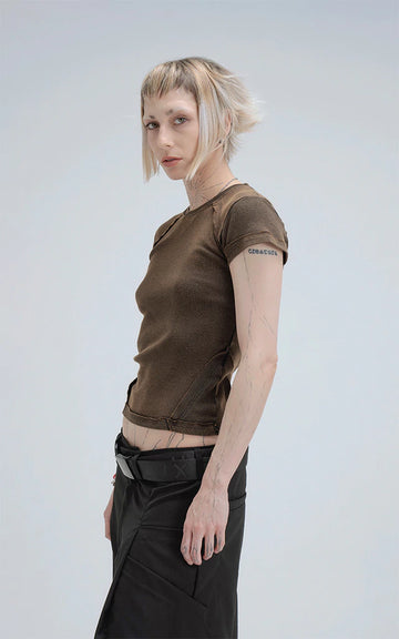 REMERA BABY TEE FUTURO [ CHOCOLATE P. ÓXIDO ]